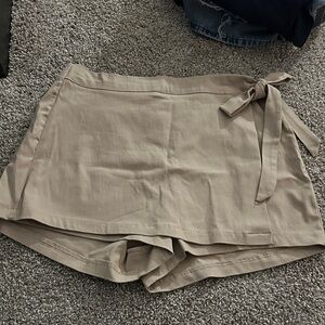 Haute Monde Beige Shorts with Bow Accent